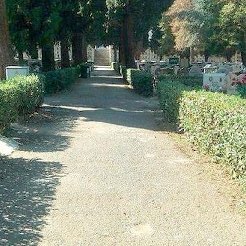 “Pericolo di inciampo” al Cimitero di via Ugo Foscolo: mancano i fondi per i lavori 