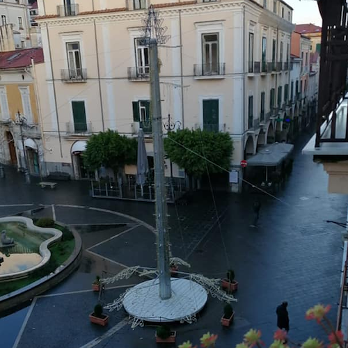 Polemiche per l'Albero di Natale a Cava de' Tirreni, il sindaco lo fa smontare 