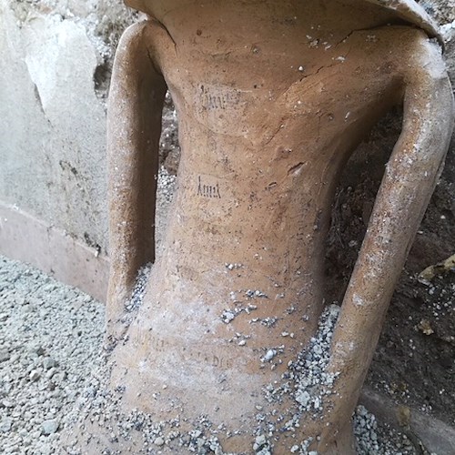 Pompei, dai nuovi scavi in corso affiorano reperti intatti