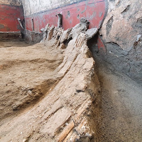 Pompei, il rinvenimento degli arredi della domus del "Larario" nella Regio V 