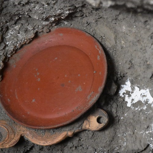 Pompei, il rinvenimento degli arredi della domus del "Larario" nella Regio V 