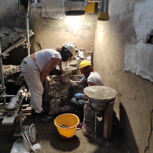 Pompei, il rinvenimento degli arredi della domus del "Larario" nella Regio V 