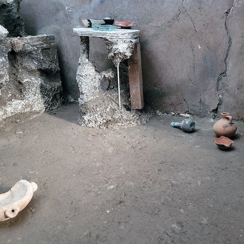 Pompei, il rinvenimento degli arredi della domus del "Larario" nella Regio V 