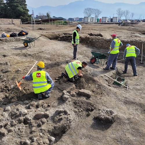Pompei, si torna a scavare nell'area centrale del sito: spuntano una lavanderia e una casa con forno