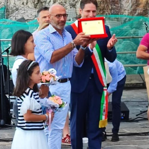 Positano non dimentica Simona Lamberti, una targa alla famiglia nel giorno della consegna della Bandiera Blu 