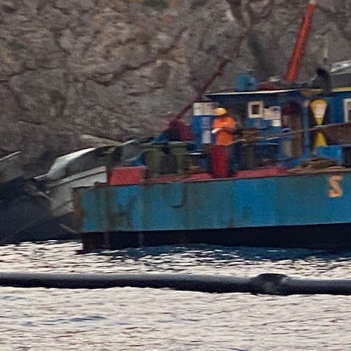 Positano. Recuperato il relitto della barca affondata a Li Galli /Foto