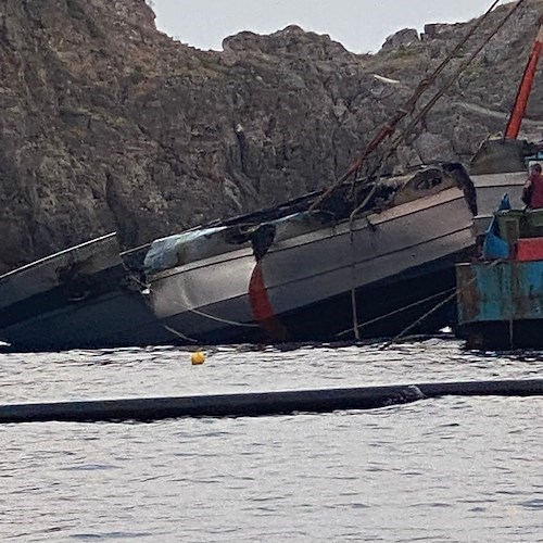 Positano. Recuperato il relitto della barca affondata a Li Galli /Foto