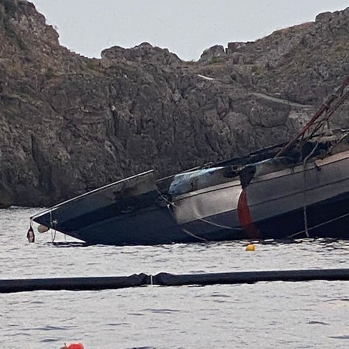 Positano. Recuperato il relitto della barca affondata a Li Galli /Foto