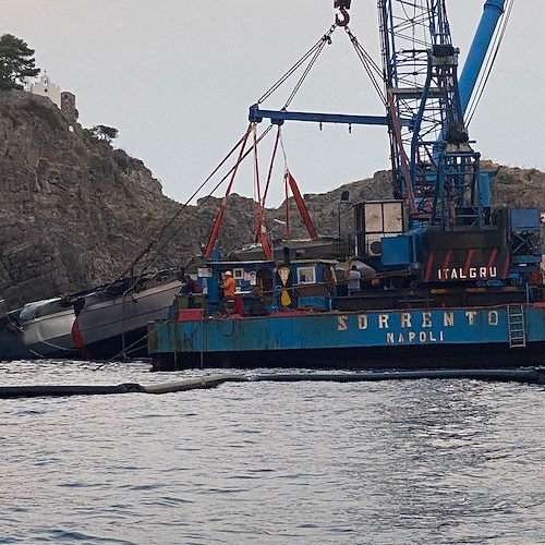 Positano. Recuperato il relitto della barca affondata a Li Galli /Foto