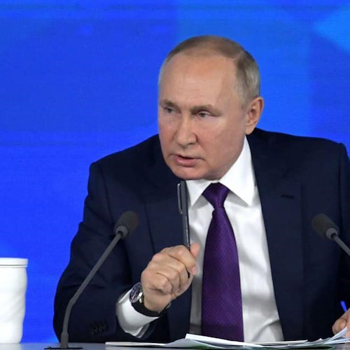 Precipita la crisi Ucraina, Putin riconosce il Donbass e invia le truppe «assicurare la pace»