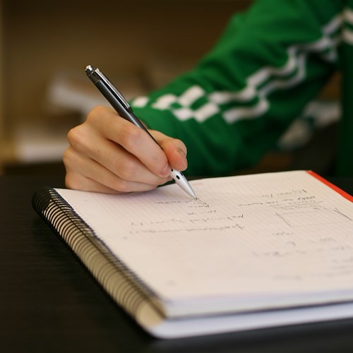 Prendere appunti a mano aiuta a studiare meglio: lo afferma una ricerca dell'Università di Princeton