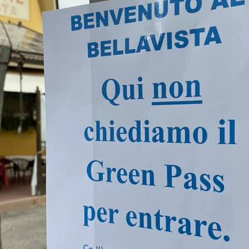 "Qui non chiediamo il Green Pass per entrare", è polemica per il cartello di un ristoratore veronese 