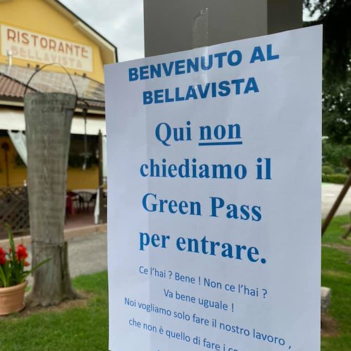 "Qui non chiediamo il Green Pass per entrare", è polemica per il cartello di un ristoratore veronese 