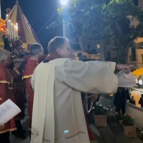 Ravello, al termine della processione di San Pantaleone il parroco inveisce contro un fedele: «Tu non sei venuto qui per pregare, tu mi odi»