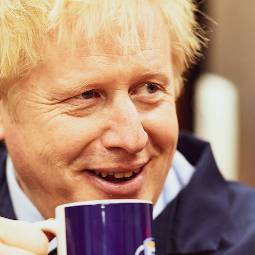 Regno Unito, Boris Johnson ripreso a bere con staff durante lockdown in barba alle norme anti Covid