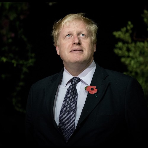 Regno Unito, Boris Johnson ripreso a bere con staff durante lockdown in barba alle norme anti Covid