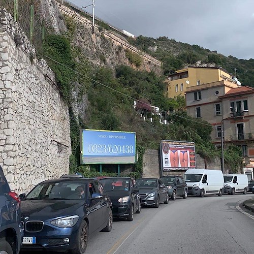 Restringimento tra Salerno e Vietri, traffico in blocco e pendolari infuriati [FOTO]