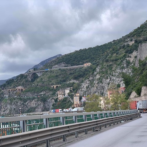 Restringimento tra Salerno e Vietri, traffico in blocco e pendolari infuriati [FOTO]