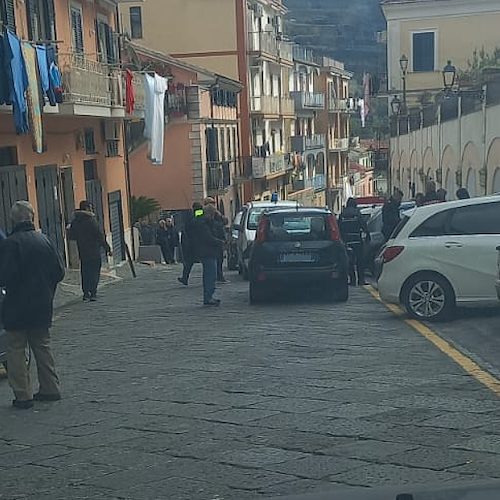 Rubano scatole di sigarette ad un tabaccaio a Cetara, bloccati durante la fuga dai cittadini 