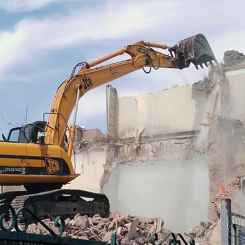 Ruspe in azione a Cava de’ Tirreni: demolita costruzione abusiva a Breccelle