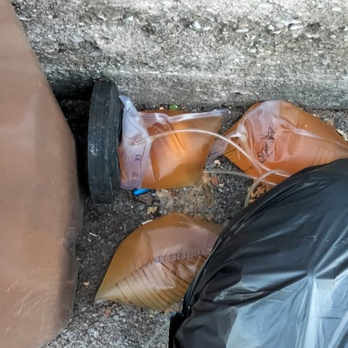 Sacche di urina abbandonate a Cava de' Tirreni, Trapanese: «Abbiamo toccato il fondo»