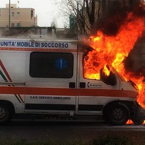 Salerno: a fuoco ambulanza con paziente a bordo