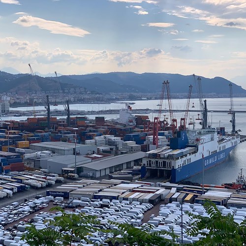 Salerno, carico di pellet non a norma dall’Egitto: 135 tonnellate sequestrate al porto 