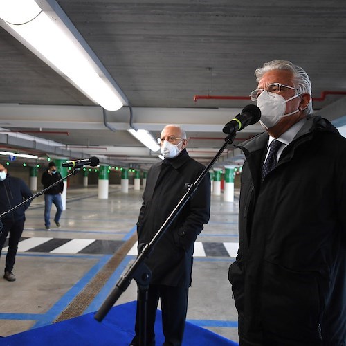 Salerno, De Luca inaugura parcheggio di Piazza della Libertà e lancia appello: «Vaccini ai bimbi per non chiudere scuole»