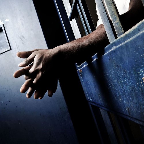 Salerno: detenuto tenta di impiccarsi in cella. Salvato da agente