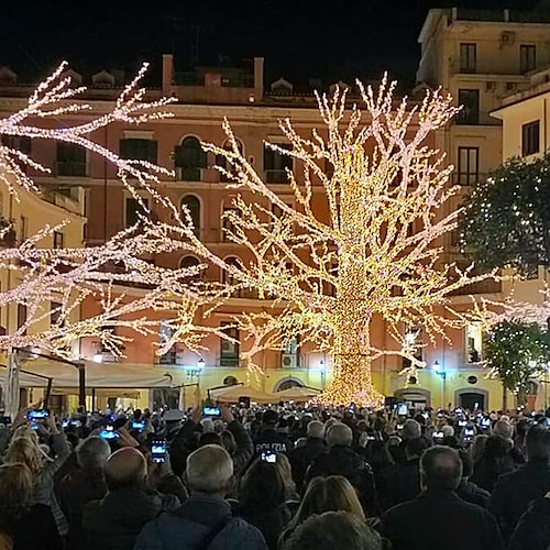 Salerno, domani l'accensione di Luci d'Artista e dell'albero di Natale. Confermato il ritorno del Capodanno in piazza 