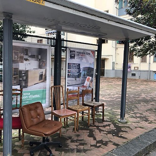 Salerno: fermata bus senza panchina? Si portano le sedie [FOTO]