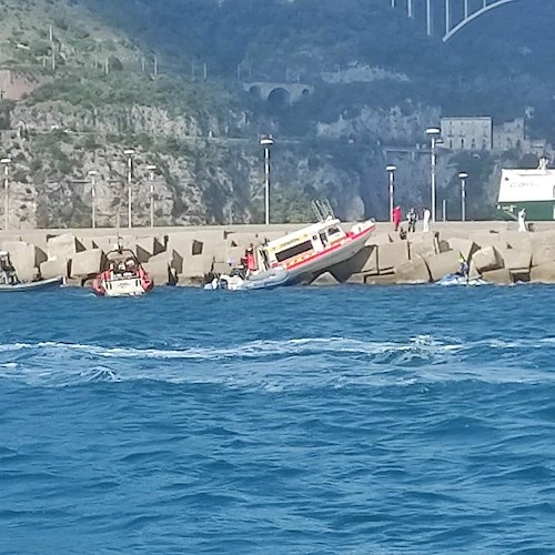 Salerno: finisce contro gli scogli mentre rientra al porto, il comandante dell'idroambulanza aveva avuto un malore