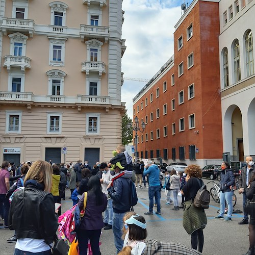 Salerno, genitori e alunni in piazza contro chiusura delle scuole