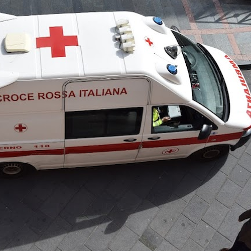 Salerno, litiga con convivente e si lancia nel vuoto: muore donna 49enne 