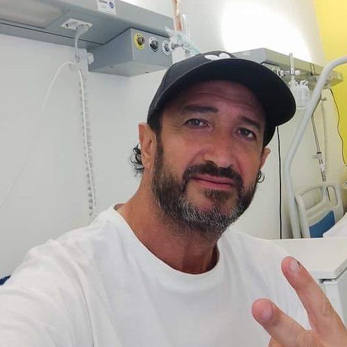 Salerno prega per Gianni Novella, conduttore tv ricoverato al Moscati: «Il cancro vuole la rivincita»