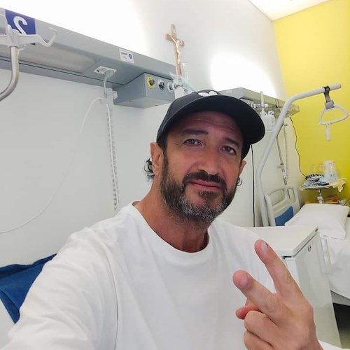 Salerno prega per Gianni Novella, conduttore tv ricoverato al Moscati: «Il cancro vuole la rivincita»