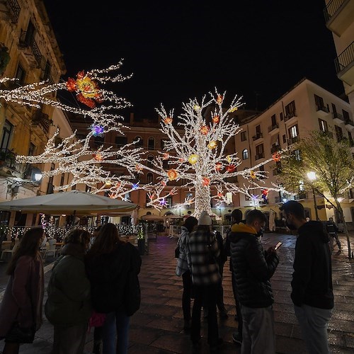 Salerno, si accendono le Luci d'Artista. Sindaco assicura: «Non sarà un'edizione in tono minore»