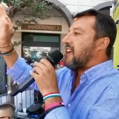 Salvini contestato a Cava de' Tirreni: lanciate bottiglie e sedie contro poliziotti 