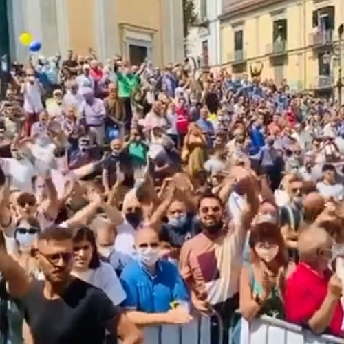Salvini contestato a Cava de' Tirreni: lanciate bottiglie e sedie contro poliziotti 