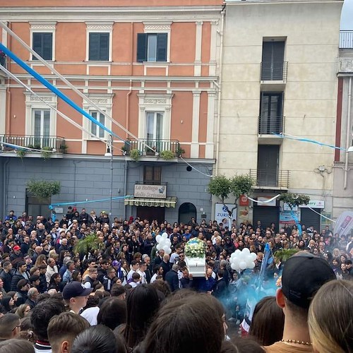 San Valentino Torio, folla commossa per i funerali di Rosario Langella: seppellito vicino alla sua Jemila