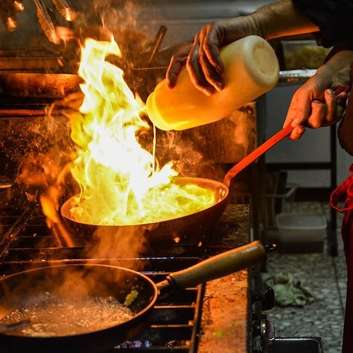 Sapri, cuoca accende i fornelli della cucina del ristorante e si ustiona al volto 