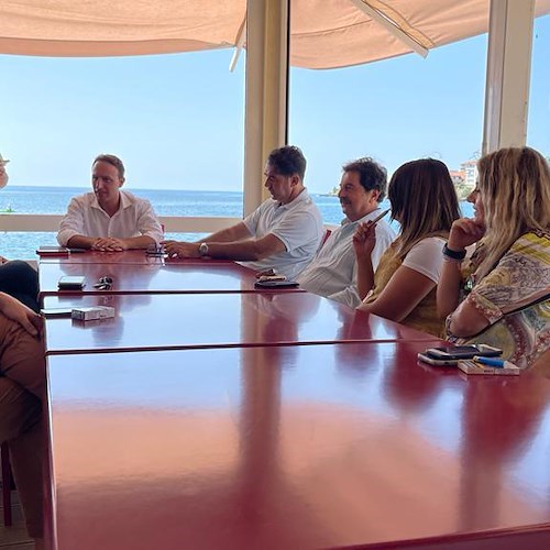 Sapri, Piero De Luca in difesa del porto e dell'ospedale: «La destra vuole tagliare fondi al Sud, tuteliamo il territorio» 