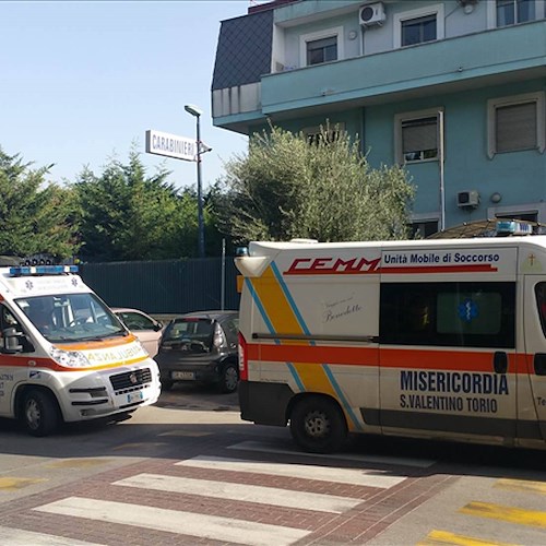 Scafati: donna accoltella due Carabinieri in Caserma, arrestata