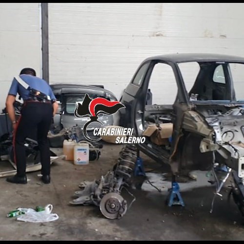 Scafati, scoperto riciclaggio di auto rubate in un capannone dismesso della periferia 