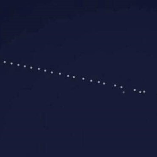 Scia di luci nel cielo su Cava de' Tirreni: si tratta dei satelliti Starlink 