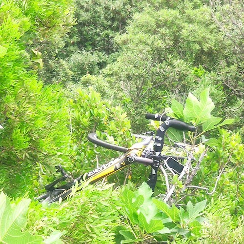 Scivola con la bici sulla Statale Amalfitana rischiando un salto nel vuoto. Miracolosamente illeso un ciclista di Cava de' Tirreni /foto