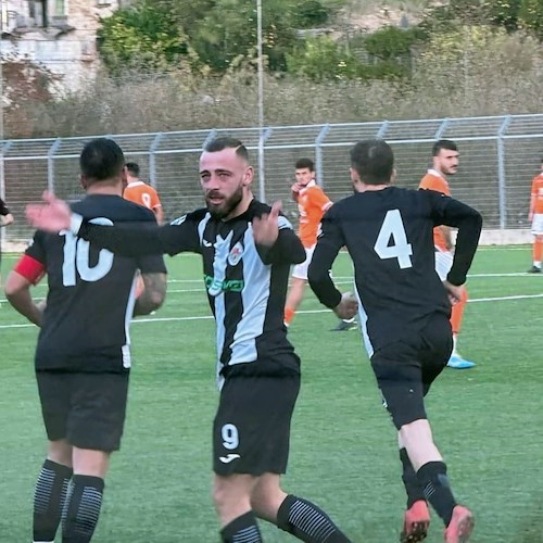 Scopre della morte della mamma durante l'intervallo, Francesco resta in campo e segna due gol 
