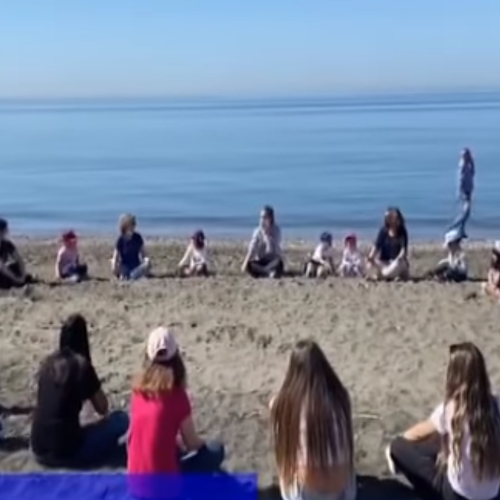 Scuola, a Salerno bimbi fanno lezione in spiaggia: l'iniziativa dell'istituto "Matteo Mari"