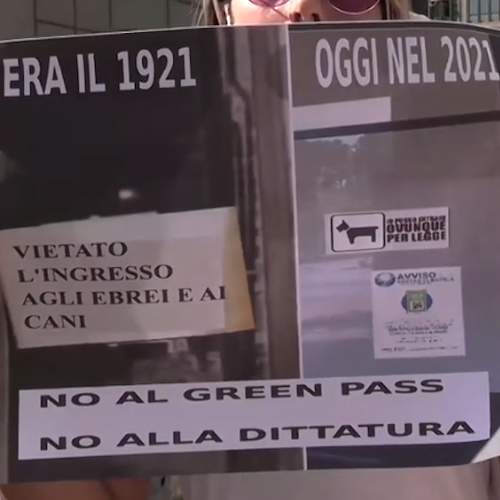 Scuola, No Green Pass insultano De Luca: «È un nazista, il Covid non è mortale»