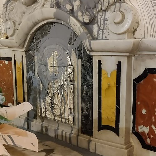 Sfregio a Mercato San Severino, danneggiate con vernice due cappelle: indagini in corso